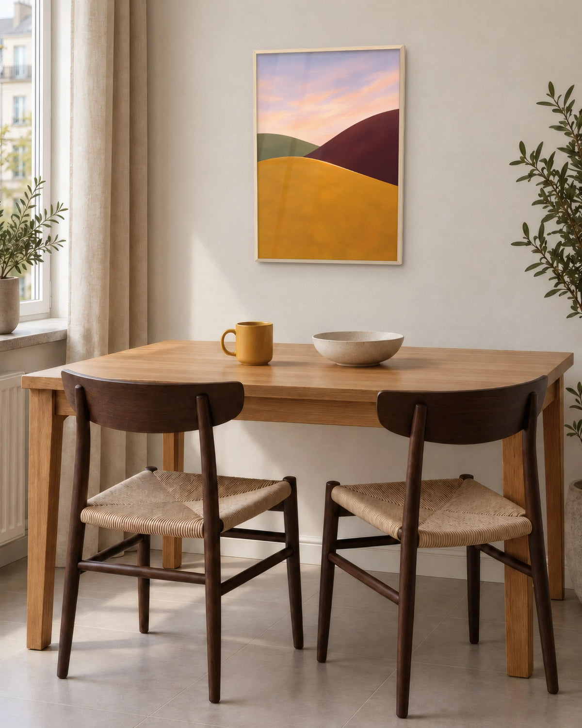 Affiche salle à manger collines moutarde en cadre chêne clair au-dessus d'une table et de deux chaises