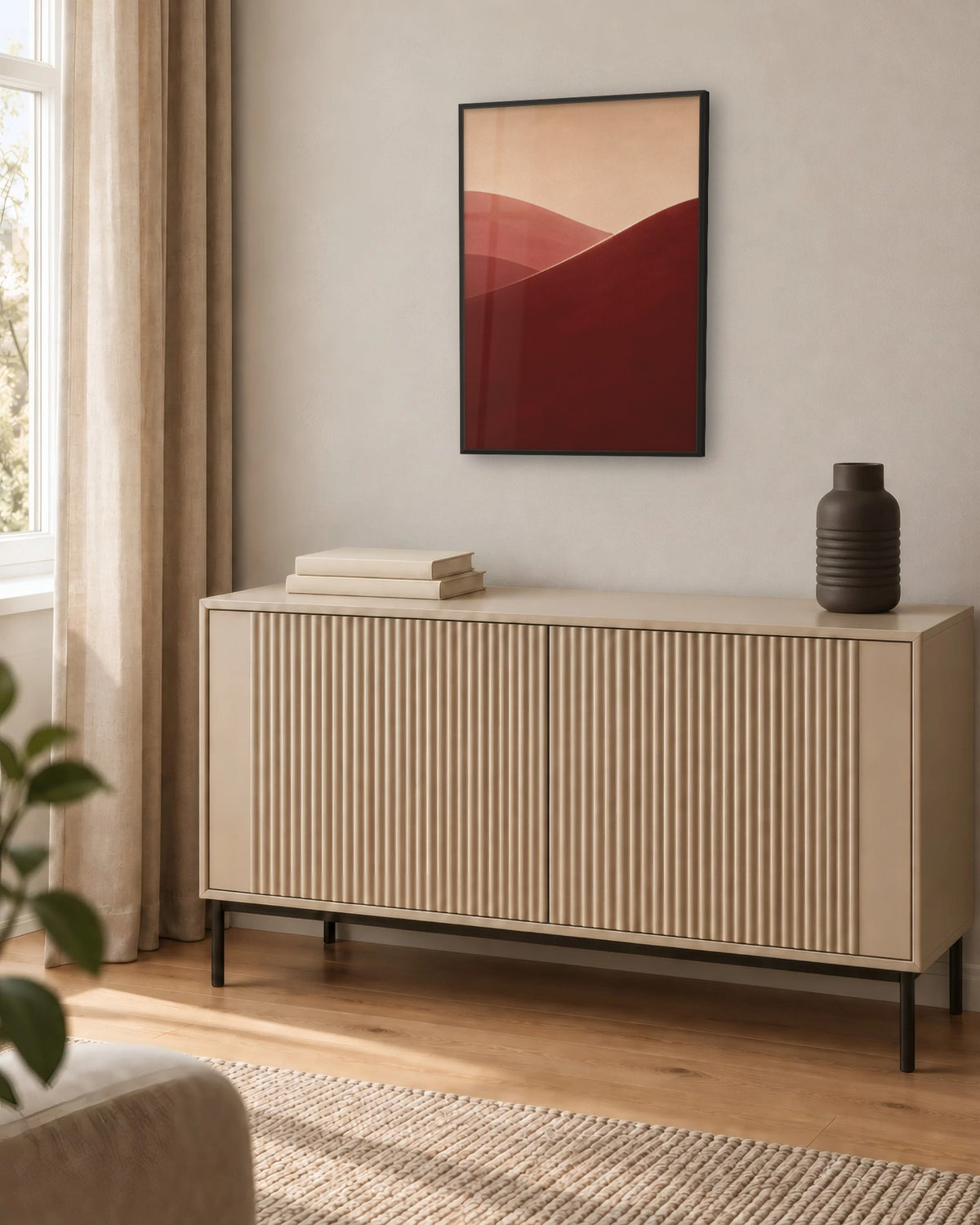 Affiche déco salon dune bordeaux en cadre noir au-dessus d'un buffet beige à pieds noirs