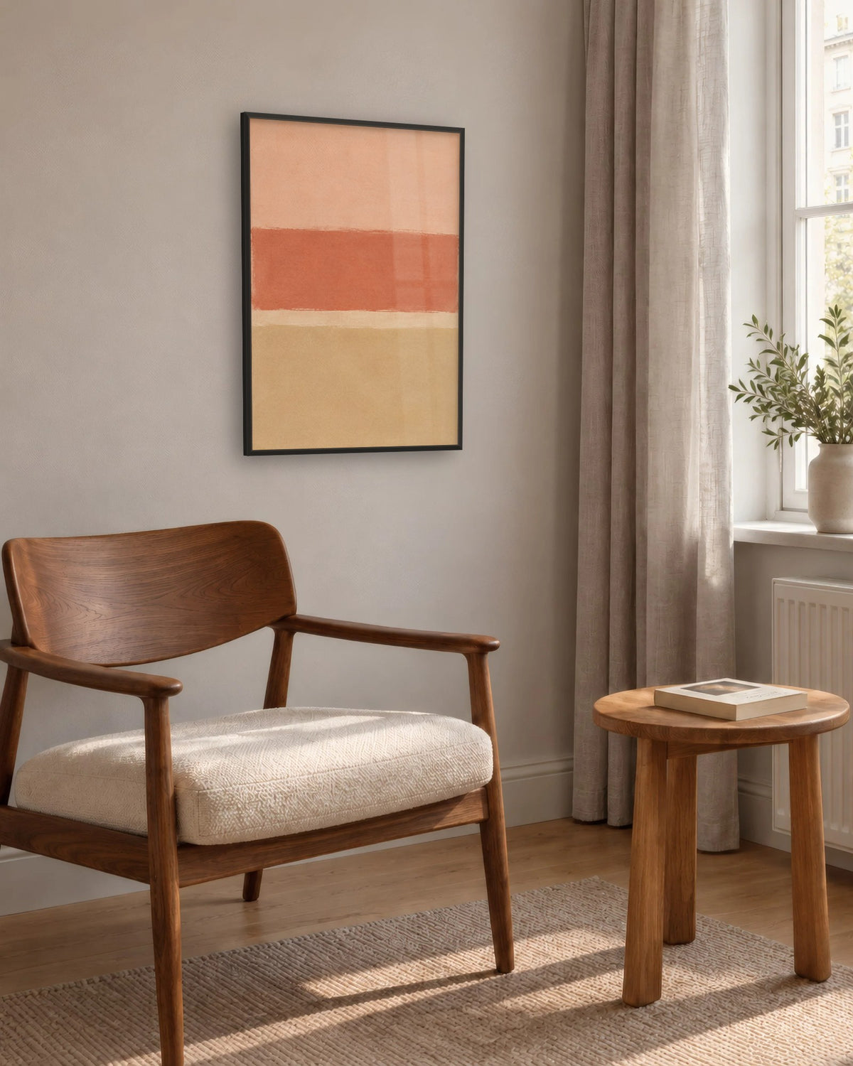 Affiche déco salon bandes terracotta et sable encadrée en noir près d'un fauteuil en noyer