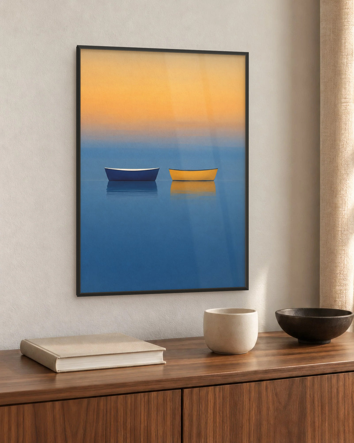 Affiche déco salon barques bleu et jaune encadrée en noir au-dessus d'un buffet en noyer