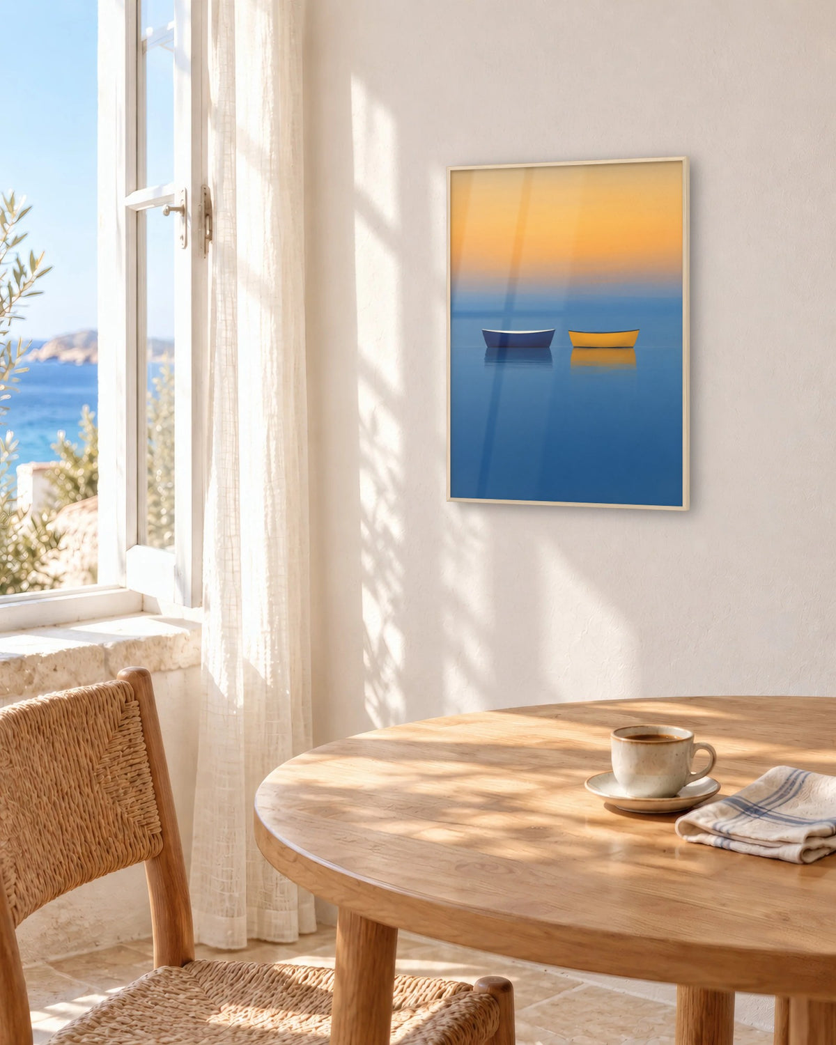 Affiche salle à manger marine bleu et jaune en cadre chêne clair, au-dessus d'une table en chêne
