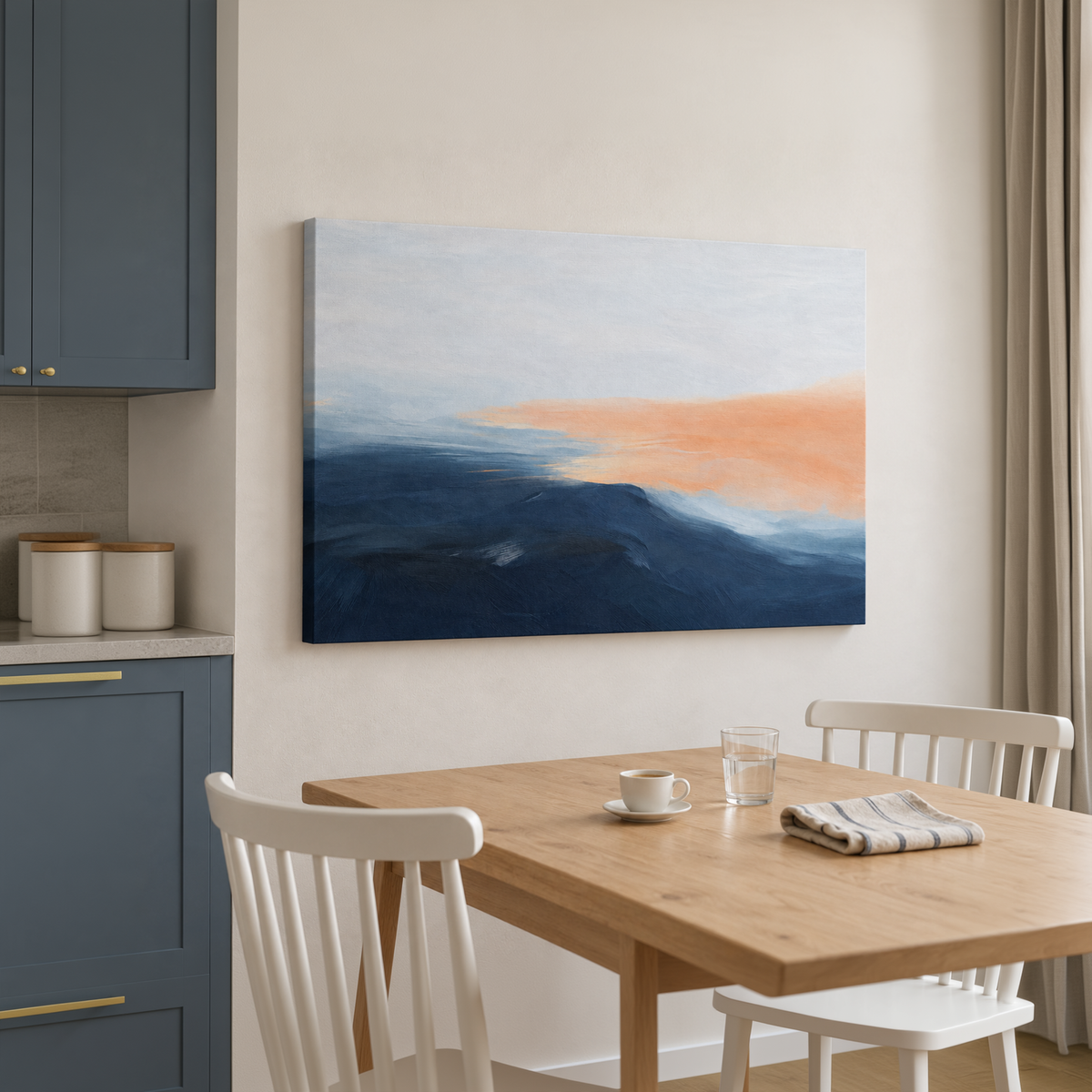 Tableau salle à manger sur toile sans cadre, paysage bleu et orange au-dessus d'une table en bois près de la cuisine